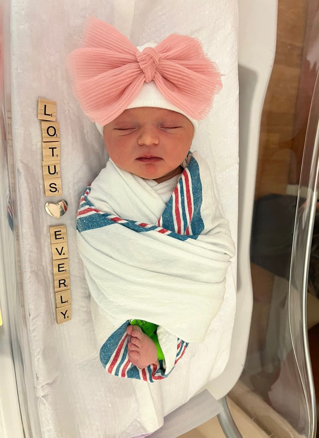 Newborn hospital store hat with bow